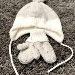 Grey/Off White Hat & Mitten Set